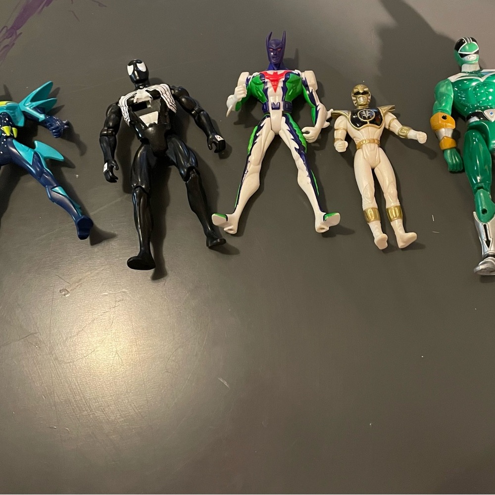 Vintage 2000’s Batman and Power Ranger action figures.. (5)